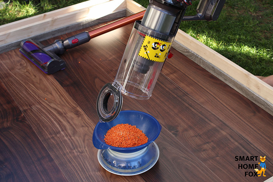 Вы можете увидеть контейнер для сбора мусора в аккумуляторном пылесосе.